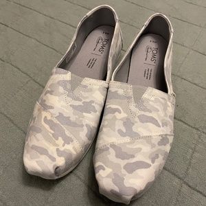 TOMS women’s size 9.5 camo shoe
